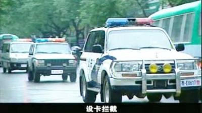 [视]杀人犯逃往县城，县公安局连夜出动100多名警察，进行拉网式搜查
