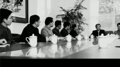 [视]他退居二线，被免去副总长、中央委员，邓公一句话让他再干13年