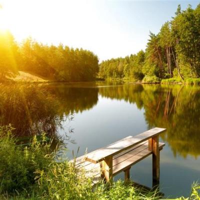 【唯美】形容湖水清澈发朋友圈的句子（形容湖水很干净的句子）