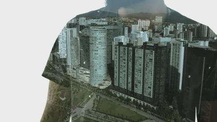 一个人交叉双臂和一座高楼林立的城市双重曝光 Double Exposure:一个人交叉双臂，一个小心的男人与一座高楼林立的城市的双重曝光。
