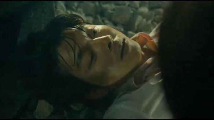 《釜山行》灾难电影；父亲被丧尸感染为救女儿，选择跳车自杀电影解说文案-[原创首发]-吾爱文案网