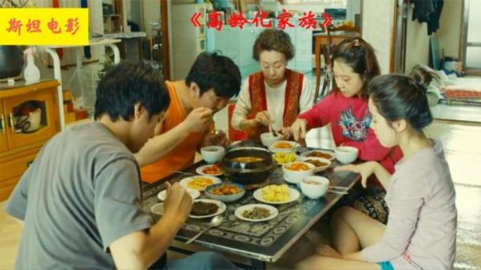 《高龄化家族》三兄妹集体失业，全靠70岁母亲打工养活，每天还要给他们买肉吃电影解说文案-[原创首发]-吾爱文案网