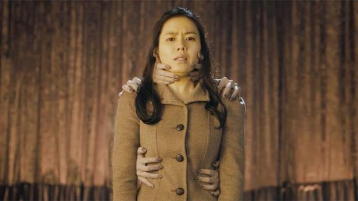 《我的见鬼女友》女孩出场自带鬼气息，表演时身后出现好几双手，观众还以为是特效.txt电影解说文案-[原创首发]-吾爱文案网