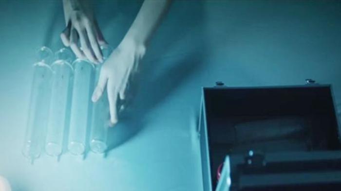 美女拿出8个大针管，抽大伙的血，这么大的针管得抽多少血啊！_《《恐怖电影院》_袁杰_刘妍希,罗翔》-[原创首发]-吾爱文案网