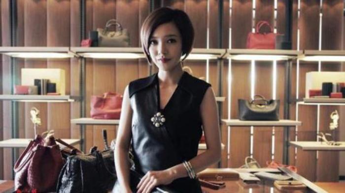 搞笑吐槽魔改电影《喜宝》：破产顾里再就业照顾孤寡老人！电影解说文案-[原创首发]-吾爱文案网