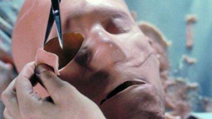 科幻电影《透明人1》又名: 透明人魔  隐形人  空心人解说文案-[原创首发]-吾爱文案网