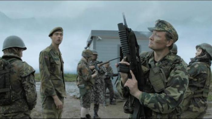 跳悬崖、呕吐表演、单挑狼獾、这帮二货诠释了什么叫狂热！喜剧片_《重金属囧途》-[原创首发]-吾爱文案网