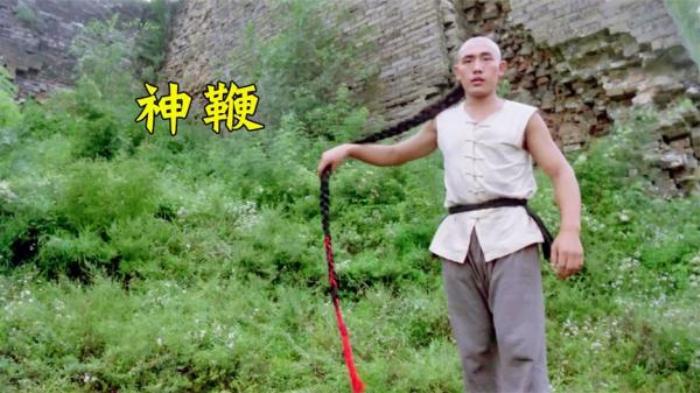 《神鞭》男子练成辫子神功，高兴时用来荡秋千，生气直接用辫子砍树电影解说文案-[原创首发]-吾爱文案网