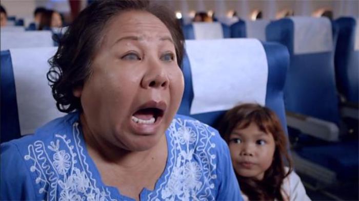 《绝命航班》盲人老太太刚登上飞机，就大喊不能起飞，可惜没人相信她的话电影解说文案-[原创首发]-吾爱文案网