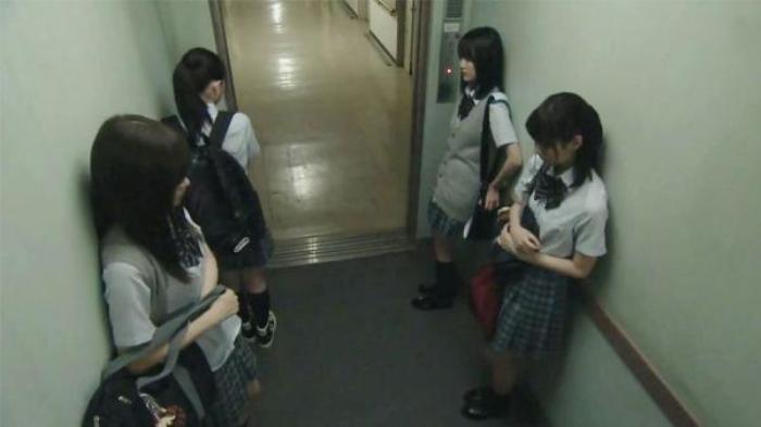 《多出一个人的电梯》医院的电梯不对劲，总是在负一层自动开门，4个高中妹子遭了殃.txt电影解说文案-[原创首发]-吾爱文案网