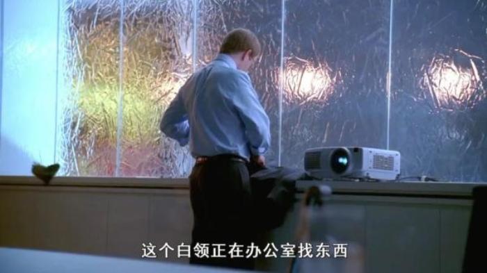 五分钟看《危机边缘》，大厦莫名出现杀人蝴蝶，男人竟被咬得跳楼电影解说文案-[原创首发]-吾爱文案网