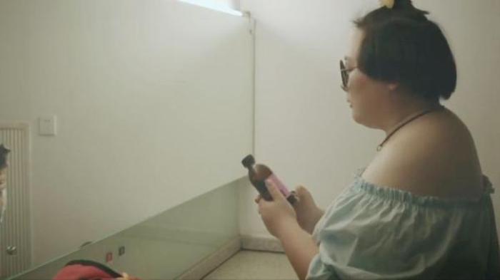 《减肥口服液》胖妞买了瓶减肥药水，一口气喝下了整瓶，结果瘦得都不成人样了电影解说文案-[原创首发]-吾爱文案网