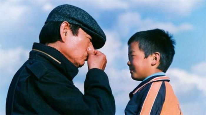 《千里走单骑》：张艺谋最被低估的佳作，跨越千里的亲情之旅解说文案-[原创首发]-吾爱文案网