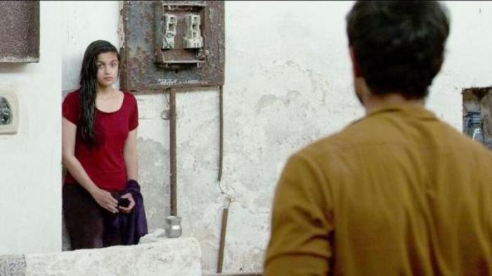 《在路上》印度剧情电影：小伙绑来富家千金，对方却赖着不走要跟自己回老家《她在路上》-[原创首发]-吾爱文案网