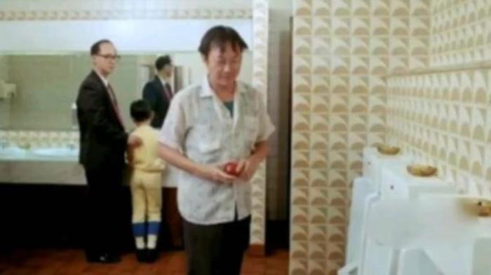 男子第一次来城里，把小便池当成高级洗手台，拿出苹果冲完就吃_《争产合家欢》-[原创首发]-吾爱文案网
