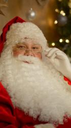 穿着经典红色服装的圣诞老人轻轻地固定眼镜,开始大笑圣诞节 Christmas:圣诞老人身着体现圣诞节精神的标志性红色服装,眼睛里闪烁着光芒,轻轻地调整着眼镜,当镜片刚好对准时,他可以';忍不住爆发出一种发自内心的、富有感染力的笑声。