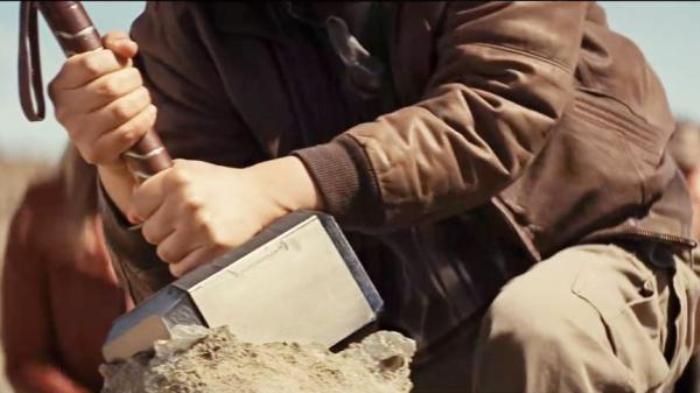 《雷神》，托尔因冒失被贬凡间，神锤掉落之处成村民拔锤乐园_《《雷神托尔》_肯尼思·布拉纳_蕾妮》-[原创首发]-吾爱文案网