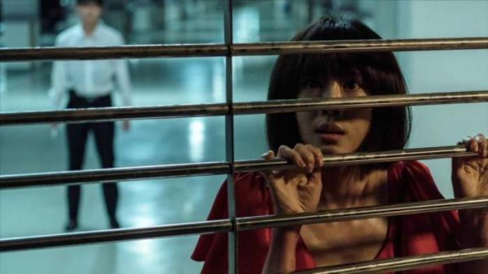 《监视》女职员经常加晚班，却被上司和保安惦记上，一部生猛的韩国犯罪片.txt电影解说文案-[原创首发]-吾爱文案网