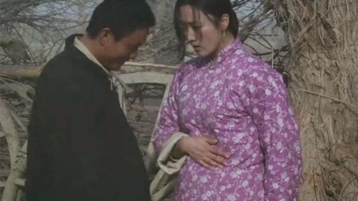 《狗皮膏药》夫妻俩走在街上，村里的狗都慌忙躲避，只因闻到他们身上的气味电影解说文案-[原创首发]-吾爱文案网