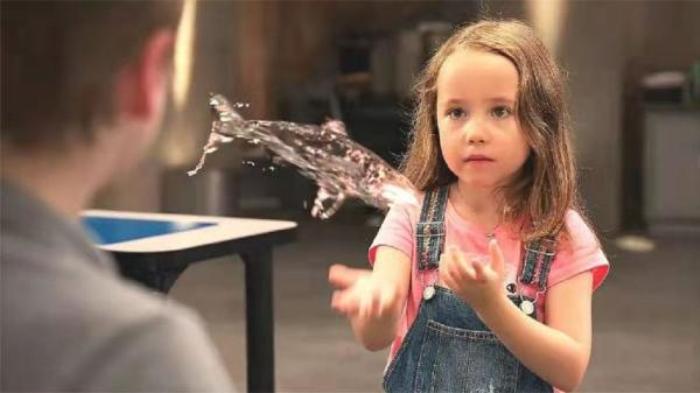 《全民小英雄》超能女孩控水成型，只要喝下一口水，就能吐出一条“大白鲨”电影解说文案-[原创首发]-吾爱文案网