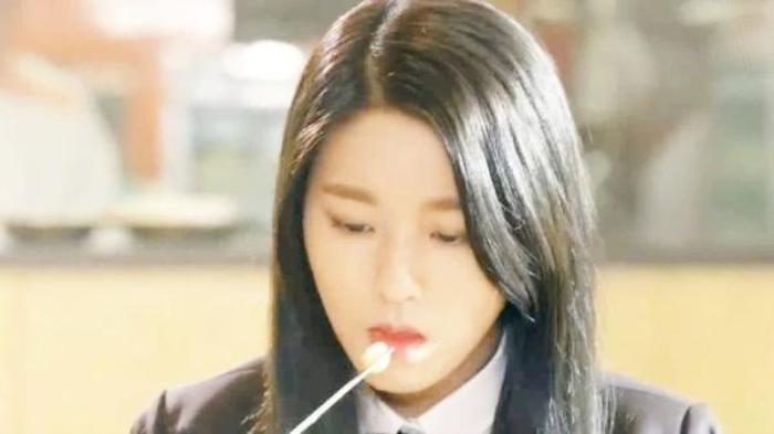 《橘子果酱》吸血鬼女孩来到学校，为了掩饰自己的身份，她吃光了一盘大蒜电影解说文案-[原创首发]-吾爱文案网