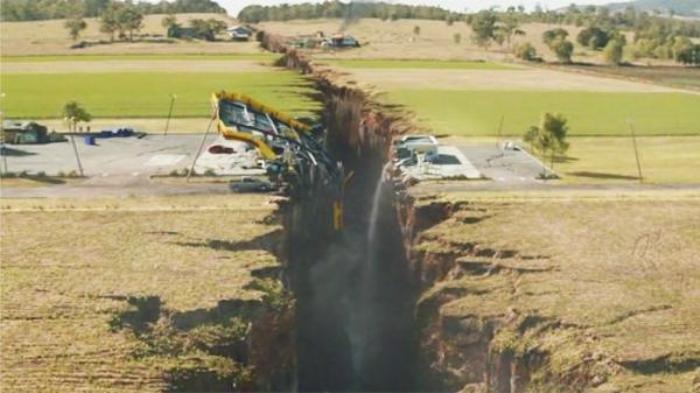 《末日崩塌》末日崩塌：美国发生大地震，出现一条深不见底的裂缝电影解说文案-[原创首发]-吾爱文案网