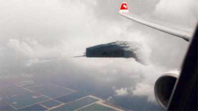 云层中穿过的未知战舰？美国宇航局捕捉到了没有人应该看到的东西