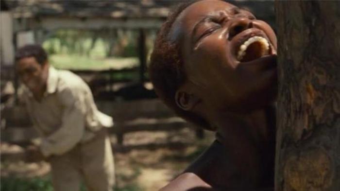 黑人少女聪明能干，却沦为主人禁脔日夜不得安宁，比男主悲惨万分！豆瓣8.1传记片《为奴十二载》电影解说文案-[原创首发]-吾爱文案网