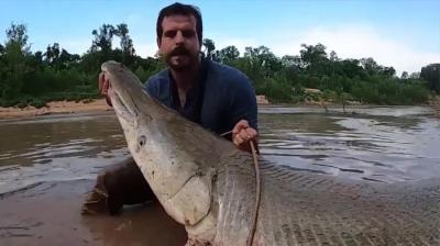 他们在河里捕获的奇怪东西