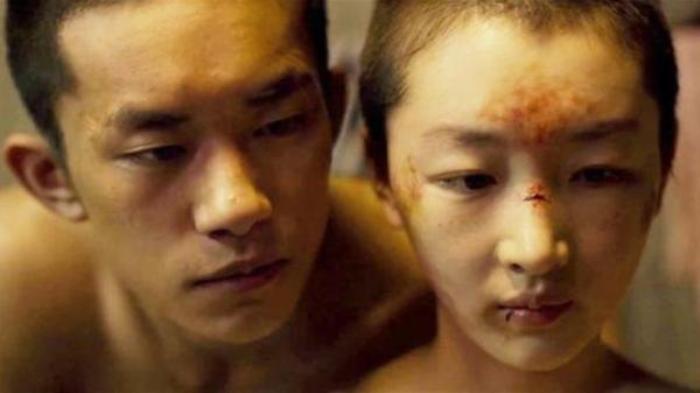 解读电影《少年的你》，周冬雨易烊千玺演技炸裂，请收下我的双膝电影解说文案-[原创首发]-吾爱文案网