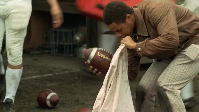 《真情电波》男孩智商只有五岁，却成为了令人敬仰的橄榄球教练_《真情电波》-[原创首发]-吾爱文案网