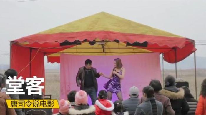 《堂客》为了在城里买房，妻子只好大冬天穿短裙跳舞，丈夫在旁装没看见电影解说文案-[原创首发]-吾爱文案网