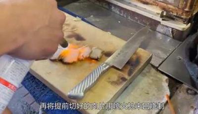 第3集丨日本街头最受欢迎的小吃摊，竟以亲手”烤肉而出名日本美食小吃摊dou来安利纪录片-吾爱原创解说文案