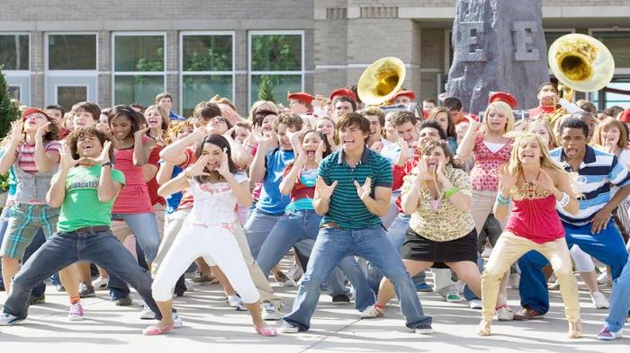 《歌舞青春2》饭前看电影：几分钟看完美国喜剧电影《歌舞青春2》《歌舞青春》-吾爱原创解说文案-[原创首发]-吾爱文案网