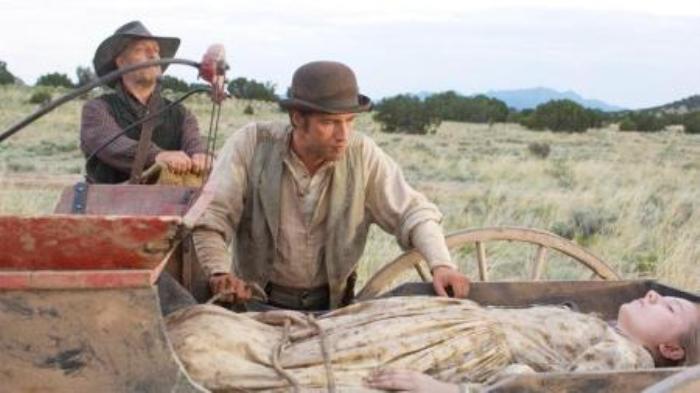 村里总有人离奇失踪，却在神秘地洞里挖出“熟睡”妹子！惊悚恐怖电影《神秘的地洞》-吾爱原创解说文案-[原创首发]-吾爱文案网