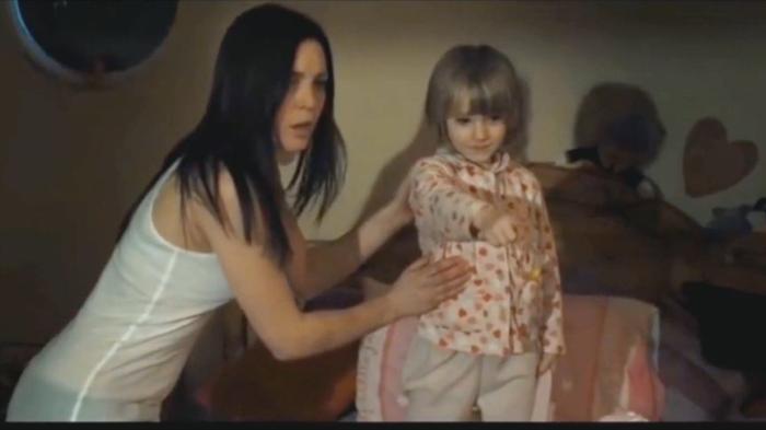 《红气球》入选戛纳恐怖短片《红气球》，全片紧张惊悚，细节氛围营造到位《红气球》-吾爱原创解说文案-[原创首发]-吾爱文案网