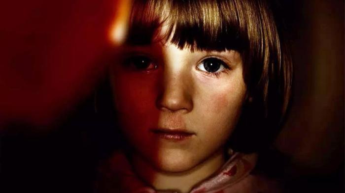 《红气球》《红气球》入围戛纳的恐怖短片《红气球》，怪异萝莉深夜与怪物捉迷藏《红气球》-吾爱原创解说文案-[原创首发]-吾爱文案网