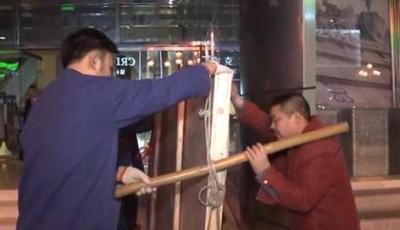 正团级军官体验棒棒生活，半夜跟师傅去搬重物，被压得喘不过气纪录片-吾爱原创解说文案