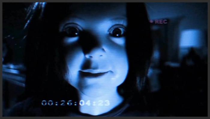 《人偶娃娃》女孩收到礼物，竟然是个成了精的玩偶，恐怖短片《人偶娃娃》《超能力魔美星空中飞舞的人偶娃娃-吾爱原创解说文案-[原创首发]-吾爱文案网