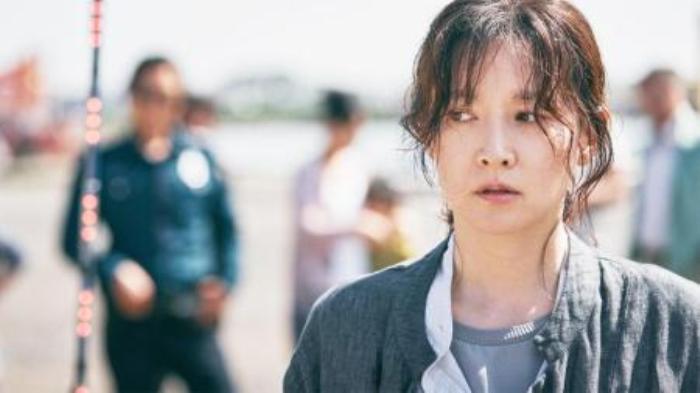 《请寻找我》是由李英爱主演的犯罪惊悚电影，该片讲述一位平凡的母亲静妍，在儿子失踪六年之后再次得知了儿子行踪的，之后她前往陌生的地方，在一群陌生人之间寻找孩子而发生的惊险故事-吾爱原创解说文案-[原创首发]-吾爱文案网