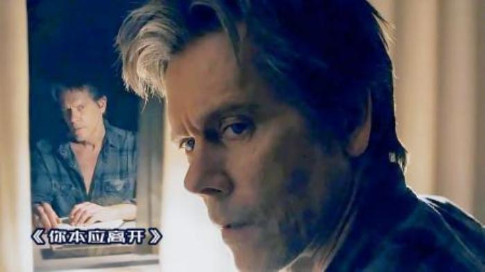 悬疑惊悚片《你本应离开》，影片改编自同名小说，男主带着老婆孩子来到山中度假，谁料租下的别墅非常古怪，屋里竟比屋外还宽，就在疑惑之时，男主又发现，自己被这个房子困住了...-吾爱原创解说文案-[原创首发]-吾爱文案网