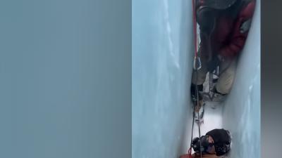 身家过亿富豪攀登珠峰需请夏尔巴人向导，他们曾多次救人 .夏尔巴人为何容易登上珠峰