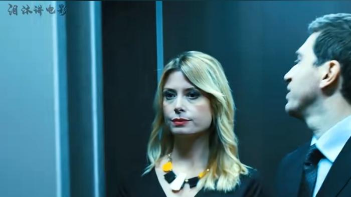 男人被困电梯历经丧尸危机，惊险求生盼与靓妻团聚终脱险.男人被困电梯爆发丧尸-[原创首发]-吾爱文案网