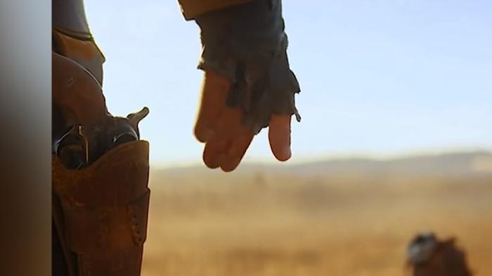 赏金猎人比尔复仇之路波折不断，小镇因权力纷争陷入血雨腥风 .肮脏的黑袋子-[原创首发]-吾爱文案网