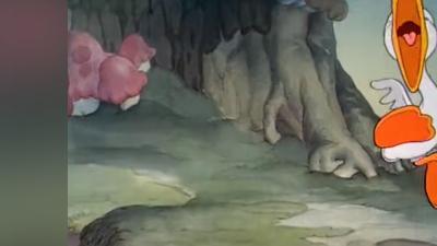 丑小鸭历经磨难终成白天鹅，与小天鹅共享自由快乐时光 .白天鹅