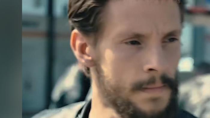 麦克从摩托党成员到黑老大，走私石油引发各方争斗，终遭摩托党围堵 .斗牛犬之女电影结局-[原创首发]-吾爱文案网