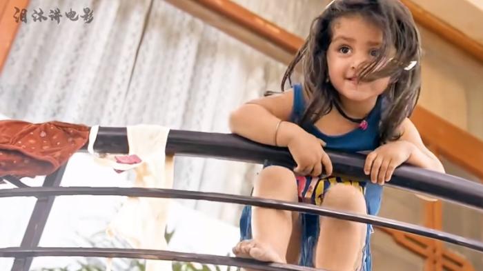 八岁女孩阳台捡娃娃险坠楼，后误食安眠药，父母争吵酿悲剧 .影片解说-[原创首发]-吾爱文案网