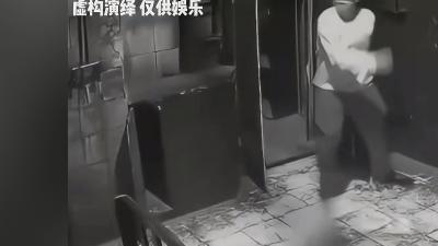 监控拍下鬼屋探险小伙遇黑衣大哥，众人接连空脸接大哥耳光超荒诞 .鬼屋大哥连扇好几个人耳光后续