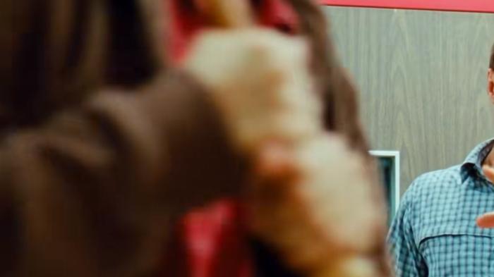 物理老师布兰登为家征战格斗赛场，历经艰难终夺冠改写命运 .勇士-[原创首发]-吾爱文案网