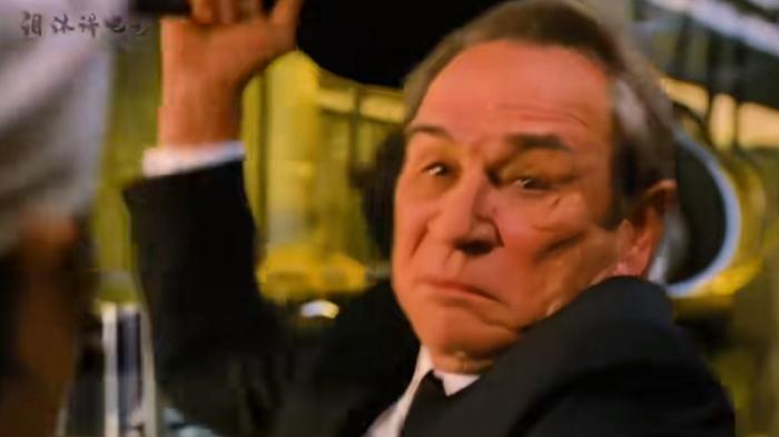 男人遇外星佬激战，辅警勇斗恐怖罗非鱼等怪异生物 .黑衣人3-[原创首发]-吾爱文案网